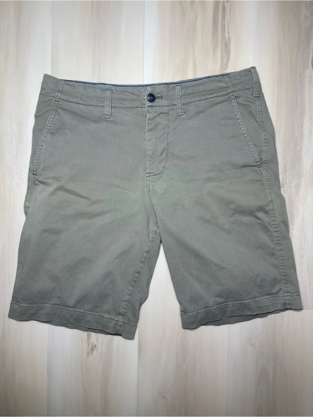 Express Classic Stretch+ Military Green Shorts At the Knee 10” Inseam Men Sz 32